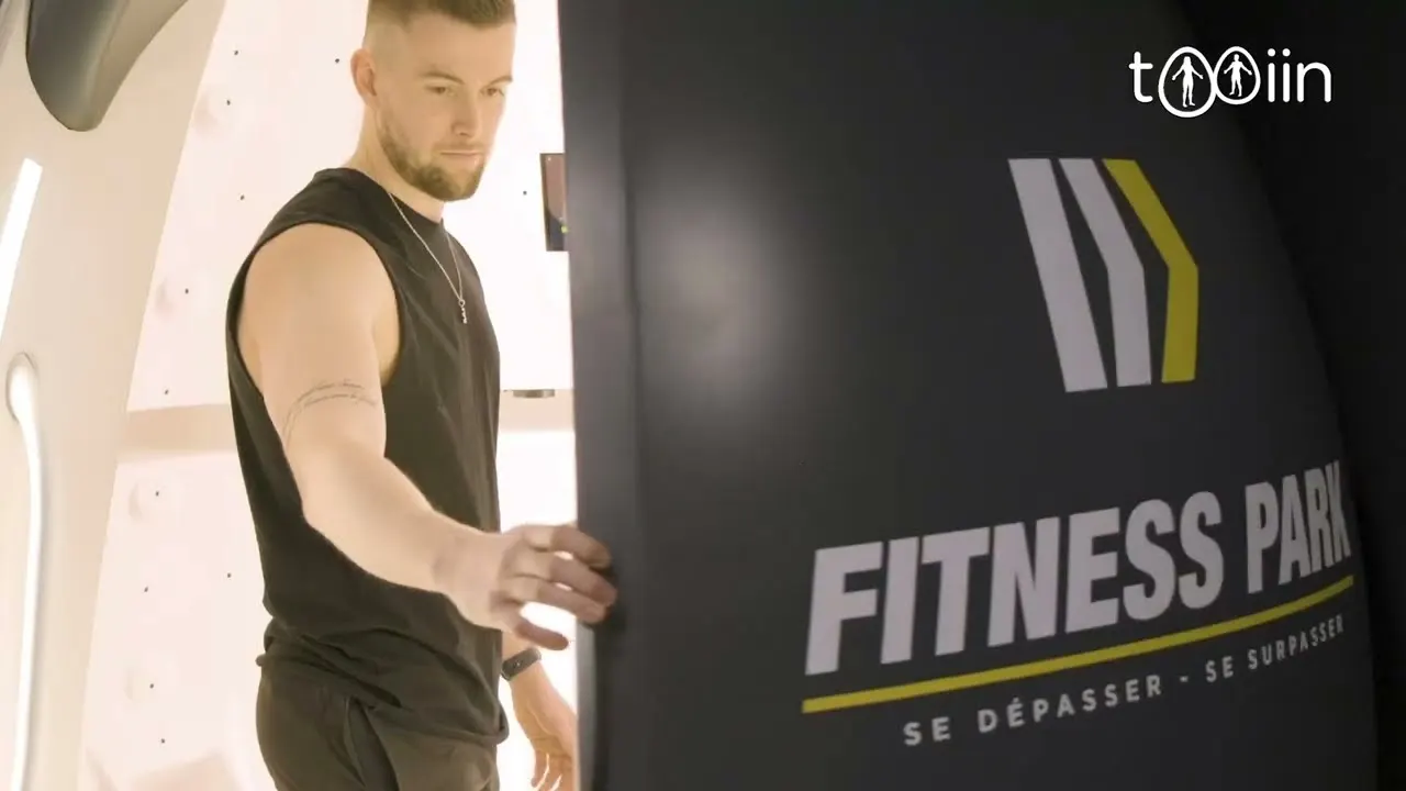 Fitness Park 健身房里，一名会员走进 tOOiin 扫描舱